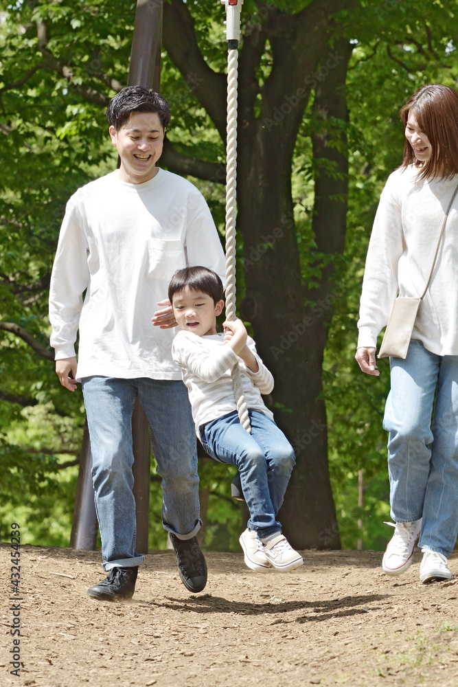 Fototapeta premium 公園で遊ぶファミリー