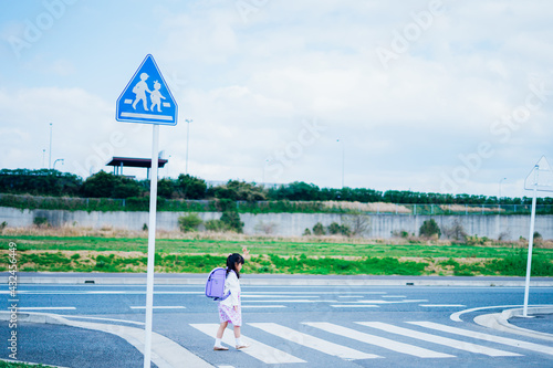 道路を横断する小さな女の子 photo