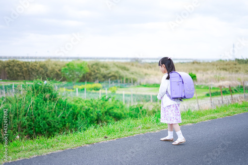 小学校に登校する小さな女の子 © maroke