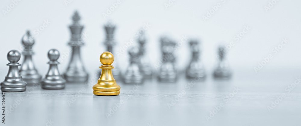 Φωτογραφία Chess in front of the row with king and bishop teamwork on chess board concepts of business team and leadership strategy and organization risk management