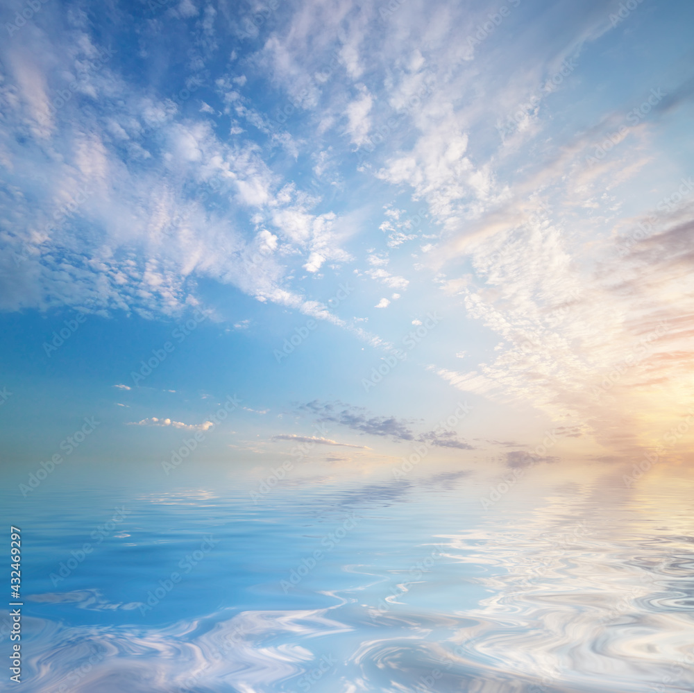 Obraz premium Sky background and water reflection.
