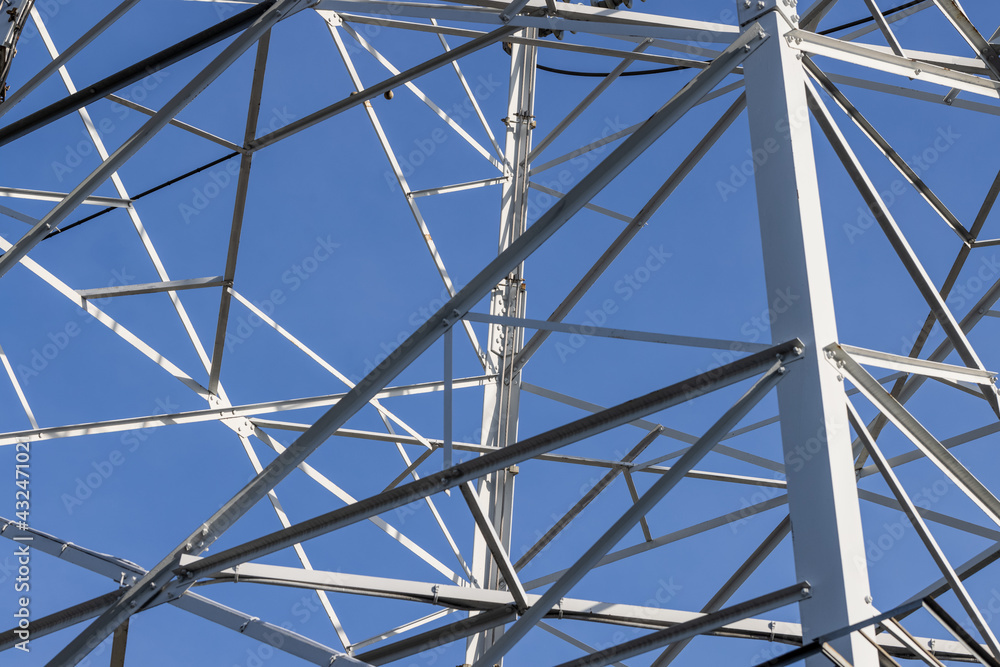 高圧送電線の鉄塔が作る線画