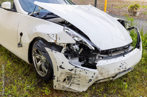 スピードの出しすぎにより交通事故を起こし大破した白いスポーツカー photo