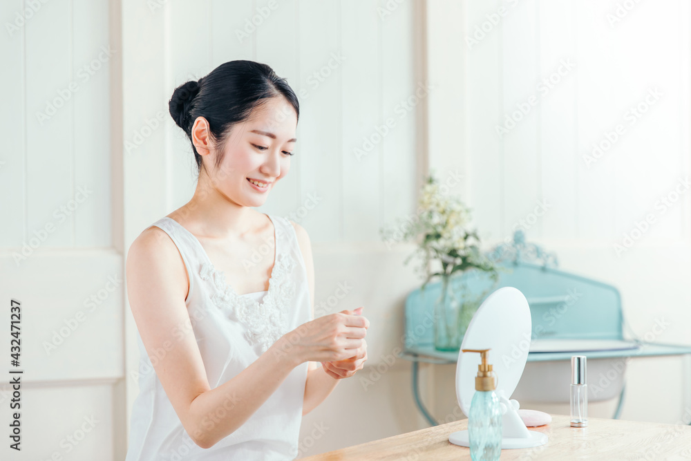 コスメの内容成分を確認する女性
コスメの内容成分を確認する女性