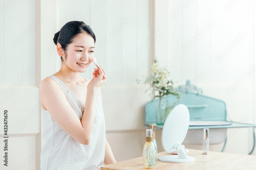 チークをつける女性
チークをつける女性
