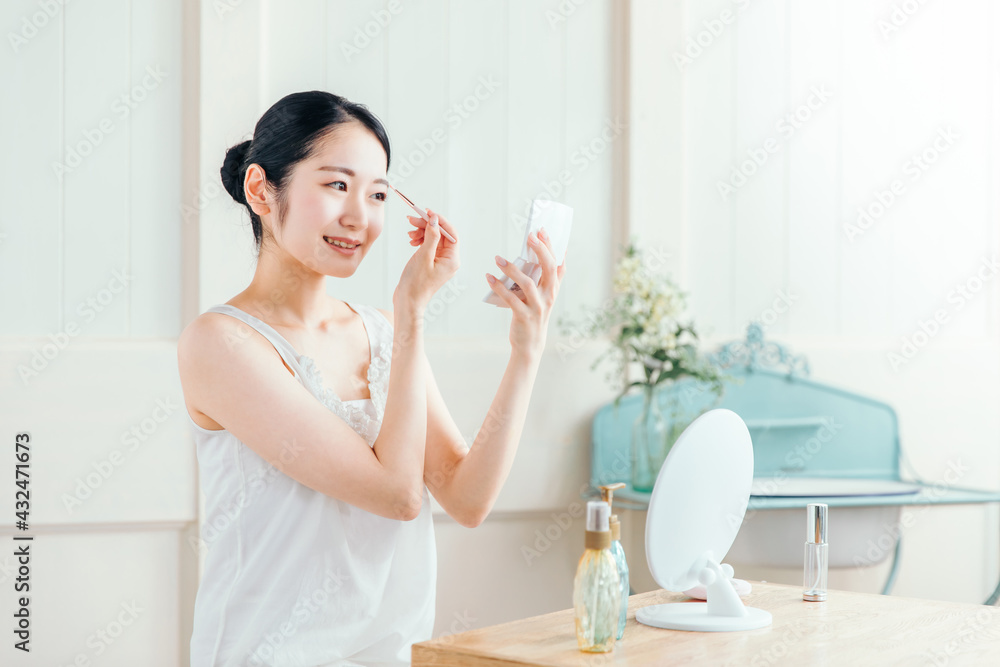 メイク・アイブロウ・眉毛を描く女性
メイク・アイブロウ・眉毛を描く女性