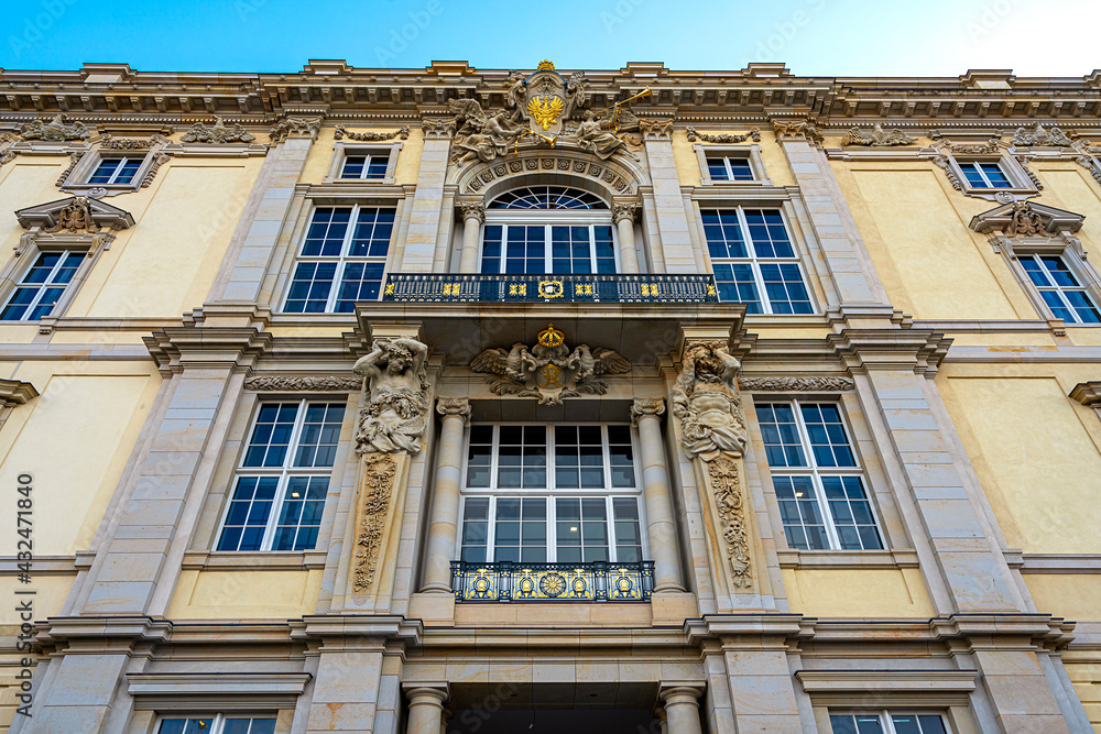 Symbole und Figuren an der Fassade des wiederhergestellten Stadtschloss in Berlin