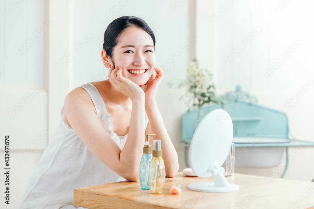 スキンケアする女性
スキンケアする女性