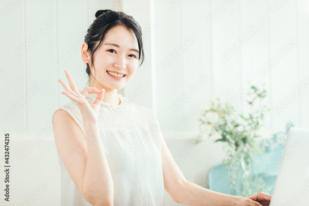ノートパソコンを使う女性
ノートパソコンを使う女性