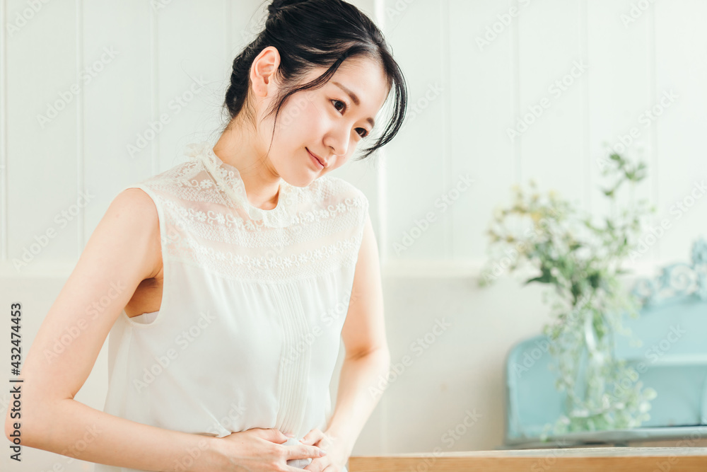 腹痛の女性
腹痛の女性