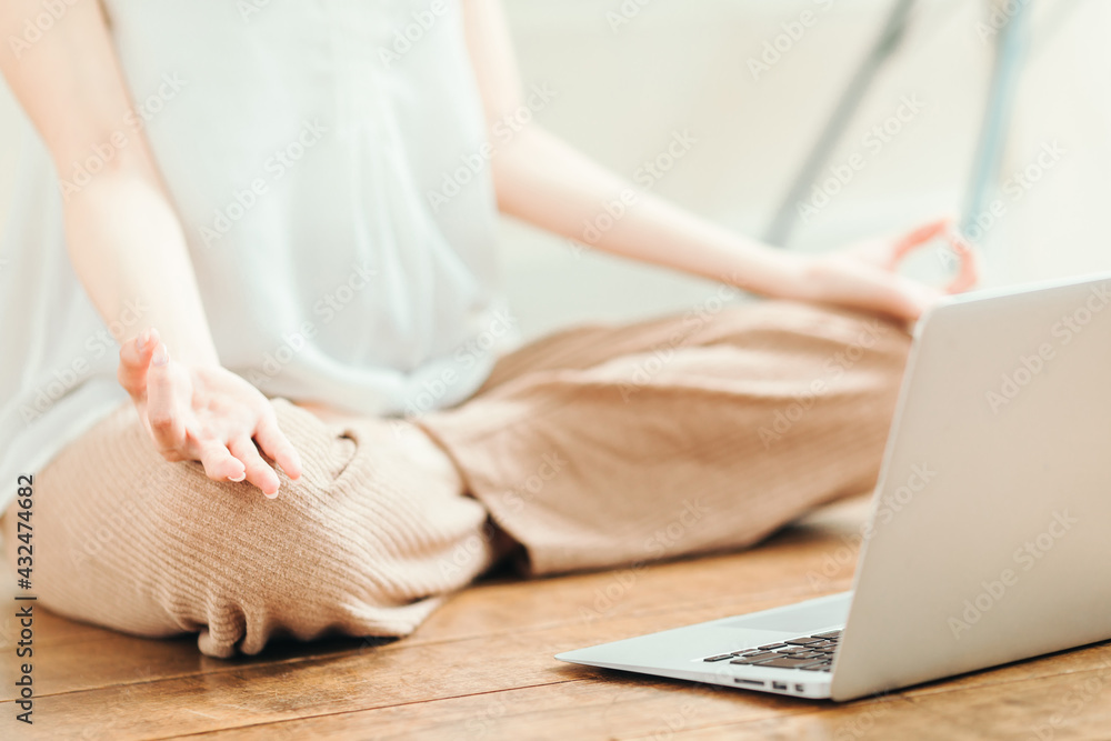 Fototapeta premium おうちヨガ・リモートヨガ・オンラインヨガ・ストレッチ