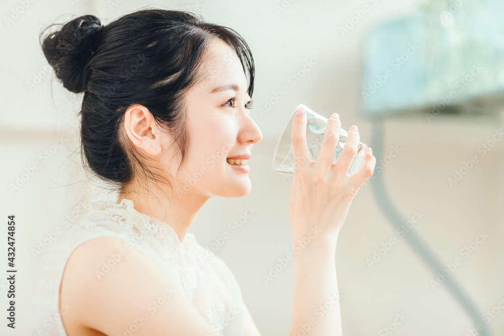 水・白湯・お湯を飲む女性
