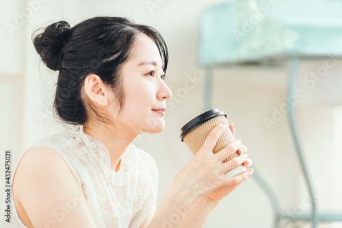 ホットドリンク・コーヒー・紅茶を飲む女性
