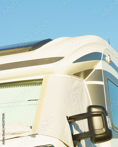 Motorhome with thermal screen blind