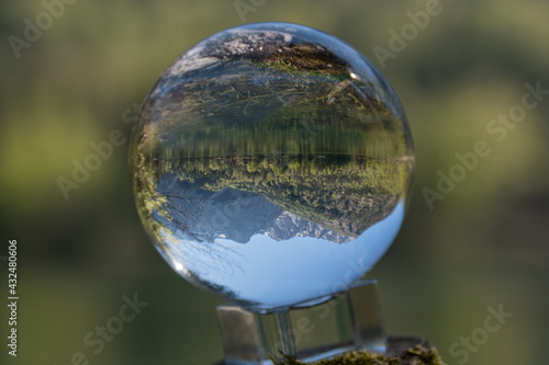 Glaskugel mit See und Berg