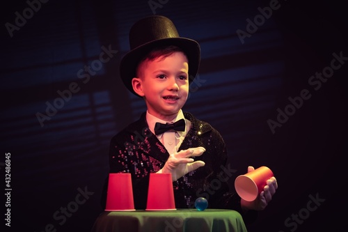 Quadro su tela Magician kid illusionist boy in hat