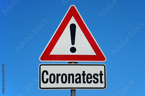 Coronatest- Achtung Schild mit blauem Himmel