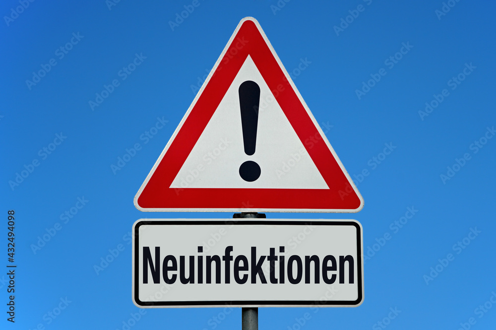 Neuinfektionen - Achtung Schild mit blauem Himmel Neuinfektionen - Achtung Schild mit blauem Himmel