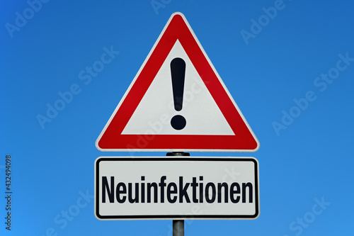 Neuinfektionen - Achtung Schild mit blauem Himmel