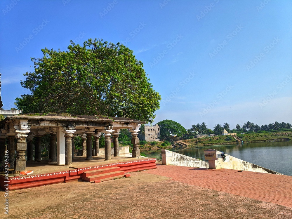 Obraz premium Hyderabad, India - may 09, 2021: Beautiful view of colorful gopura in the Hindu Temple, Srolalu;am, Andhra Pradesh, South India