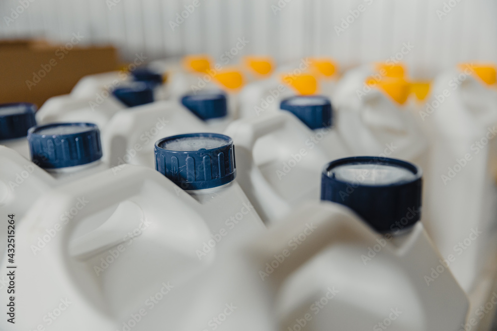 Plastic container cans for liquid chemical solutions Plastic container cans for liquid chemical solutions