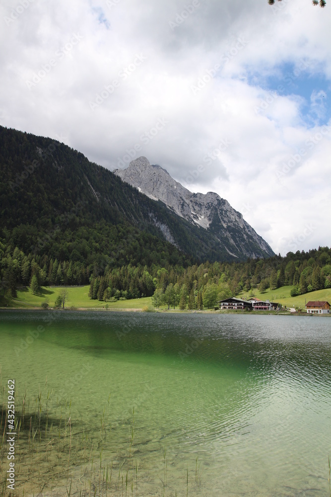 Wunderschöner Bergsee in den Allgäuer Alpen mit Wald im HIntergrund
