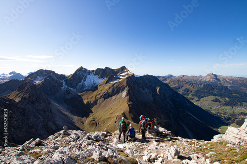 Gruppe vor Bergpanorama in den Allgäuer Alpen © Lisa
