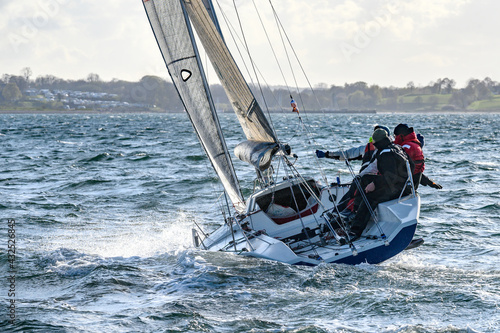 Regattasegeln mit Crew auf der hohen Kante