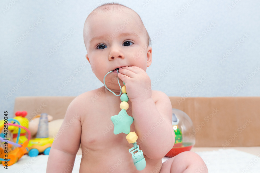 babys milk teeth are erupting, the gums itch. Stock Photo | Adobe Stock