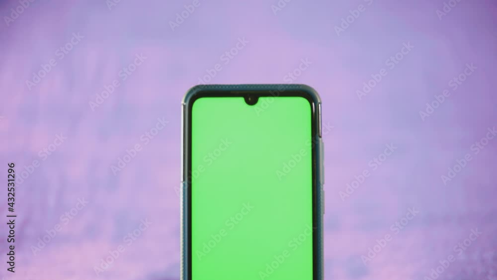 smartphone avec fond vert sur fond isolé violet