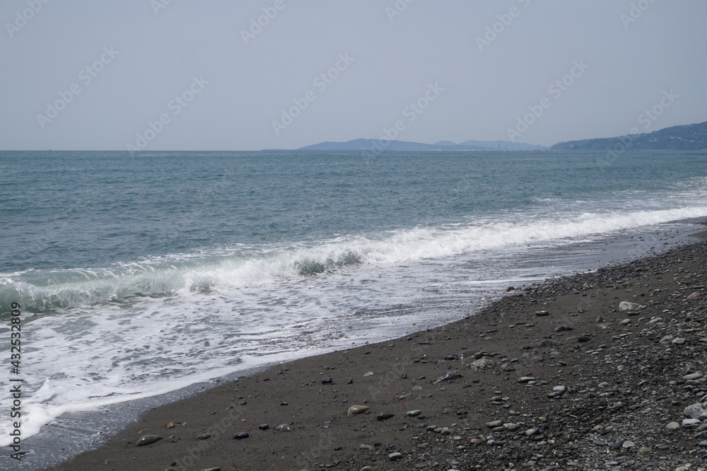 初夏の日差しと青い海