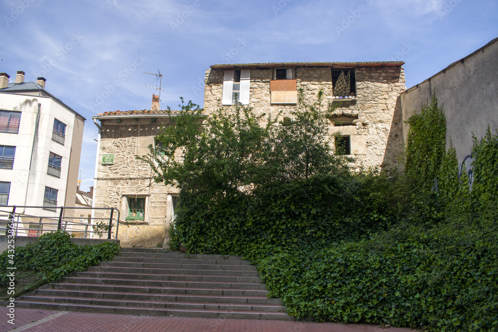 Casa vieja abandonada y ocupada por okupas 