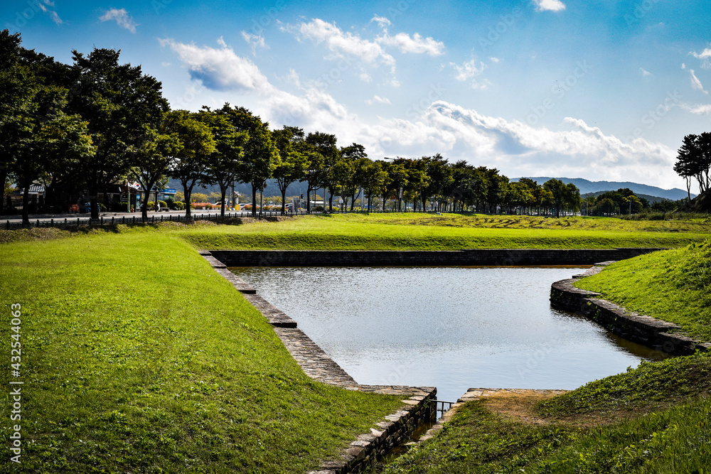 Fototapeta premium 韓国、慶州の公園の情景