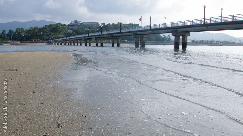 夏の竹島、干潮の浅瀬から臨む竹島大橋と海岸の波打ち際