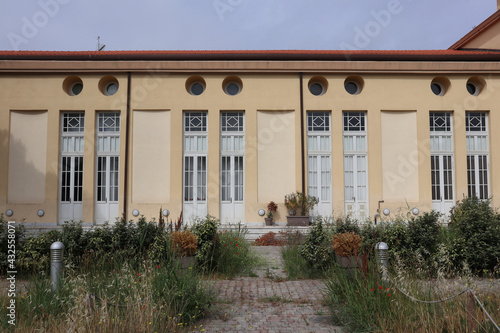 Foto Building in rationalist style located in Tuscany, Italy, in the area dedicated t