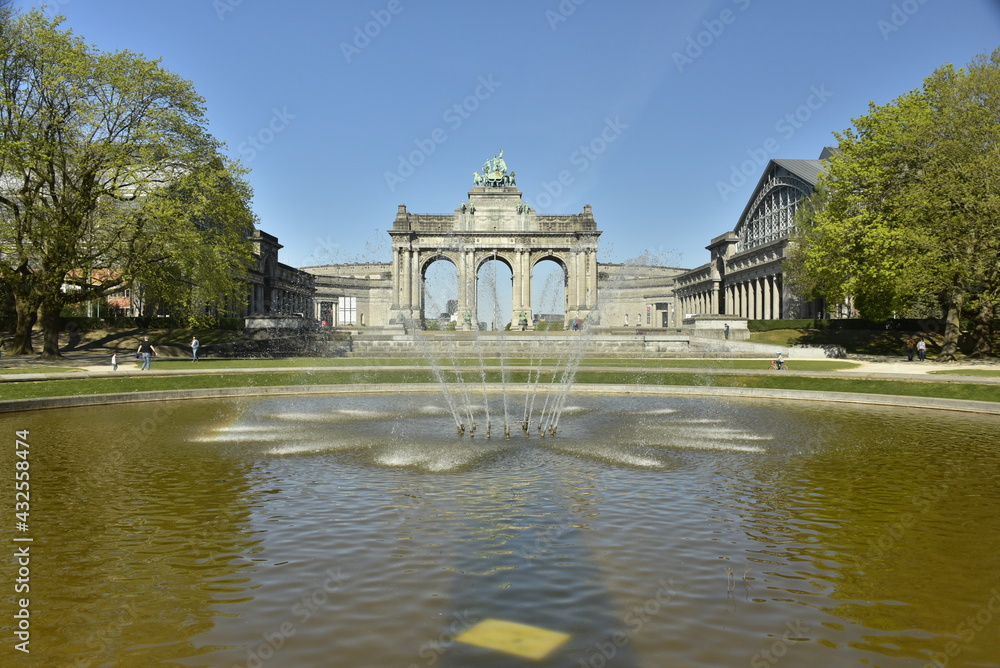 La pièce d'eau circulaire et sa fontaine devant les arcades majestueuses du Cinquantenaire à Bruxelles 