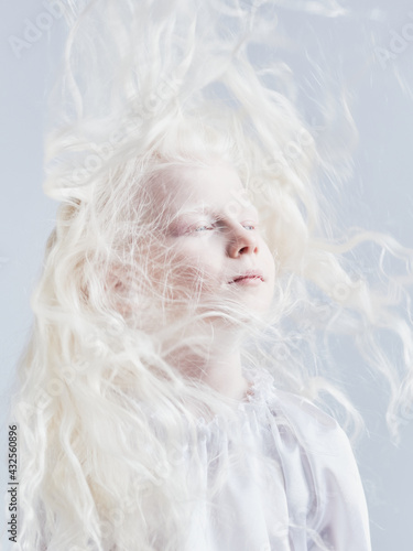 Fototapeta Naklejka Na Ścianę i Meble -  Little girl with wind in her hair