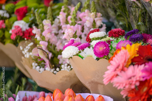 Mazzi di fiori vari in esposizione per la vendita al mercato