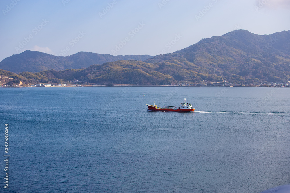 Obraz premium 山口県大島大橋、行ってしまう貨物船。