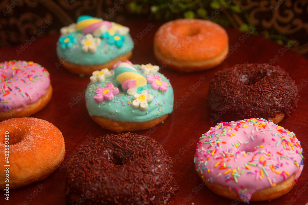alimento, doces, sobremesa, chocolate branco, chocolate preto, chocolate, donuts, donut's, donuts de chocolate branco, donuts de chocolate preto, refeição, comida, donuts de confete, colorido, varios alimento, doces, sobremesa, chocolate branco, chocolate preto, chocolate, donuts, donut's, donuts de chocolate branco, donuts de chocolate preto, refeição, comida, donuts de confete, colorido, varios