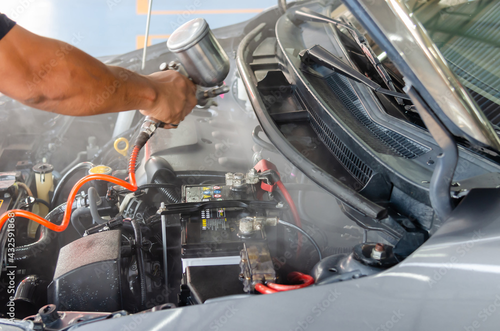 Clean the engine after washing the engine. Spraying the engine room varnish Clean the engine after washing the engine. Spraying the engine room varnish