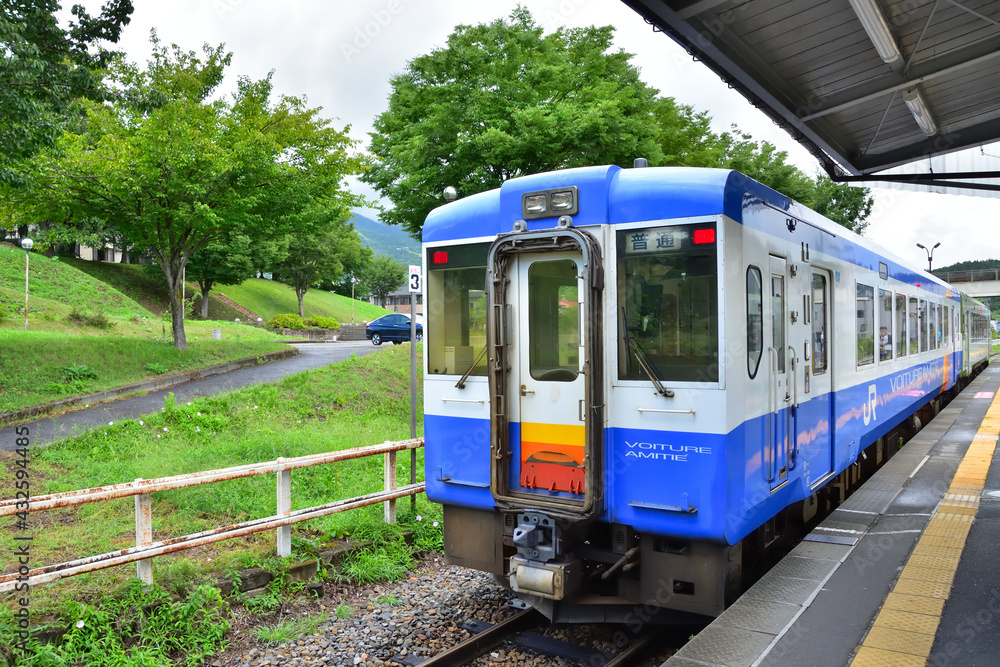 Naklejka premium 長野 JR戸狩野沢温泉駅に停車中のキハ110系気動車