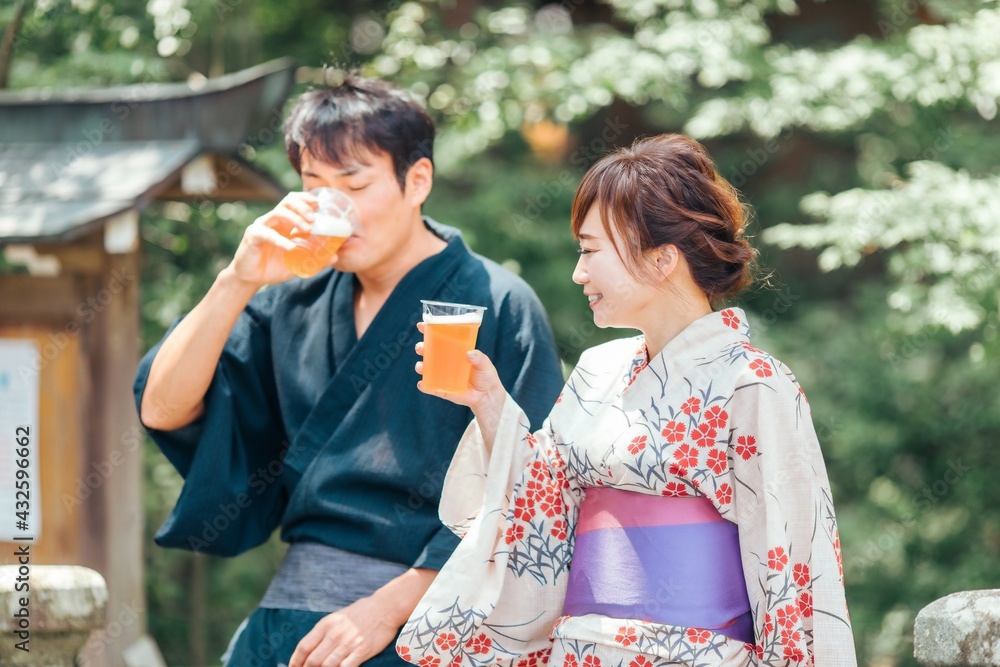 Obraz premium ビールを飲む浴衣姿の男女 