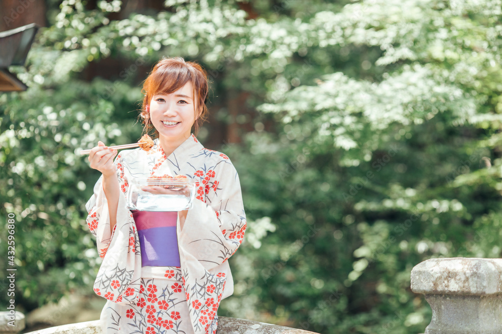 夏祭りにきた女性
