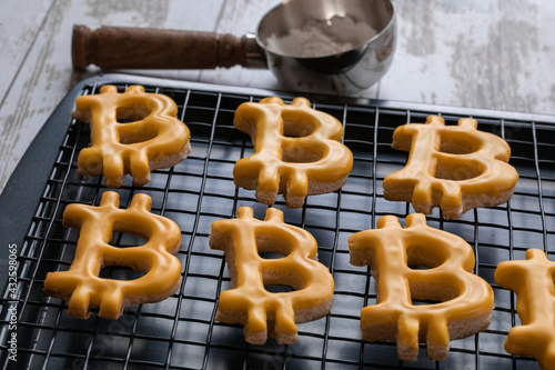 Obraz na plátně Biscuit en forme de B qui représente le leader en terme de crypto monnaie sur un