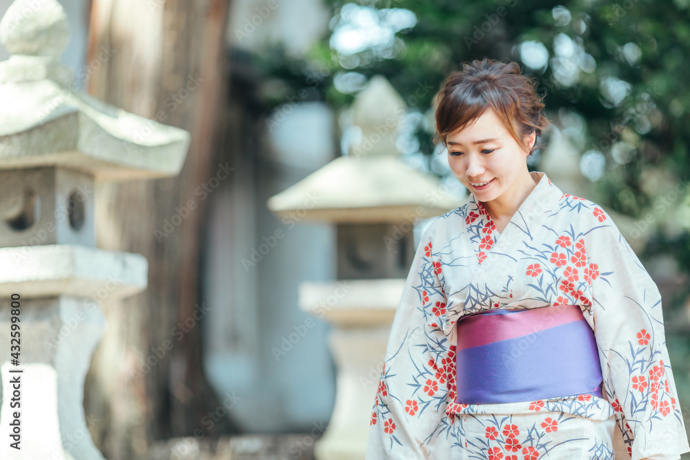 神社を歩く浴衣姿の女性
神社を歩く浴衣姿の女性