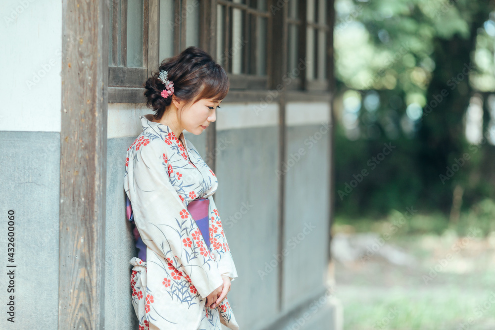 神社にいる浴衣の女性
神社にいる浴衣の女性