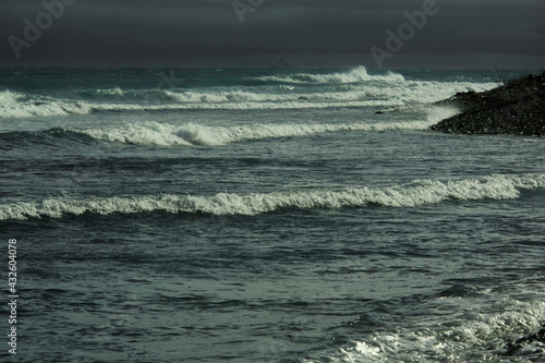 Valokuva coastal sea waves in stormy inclement weather