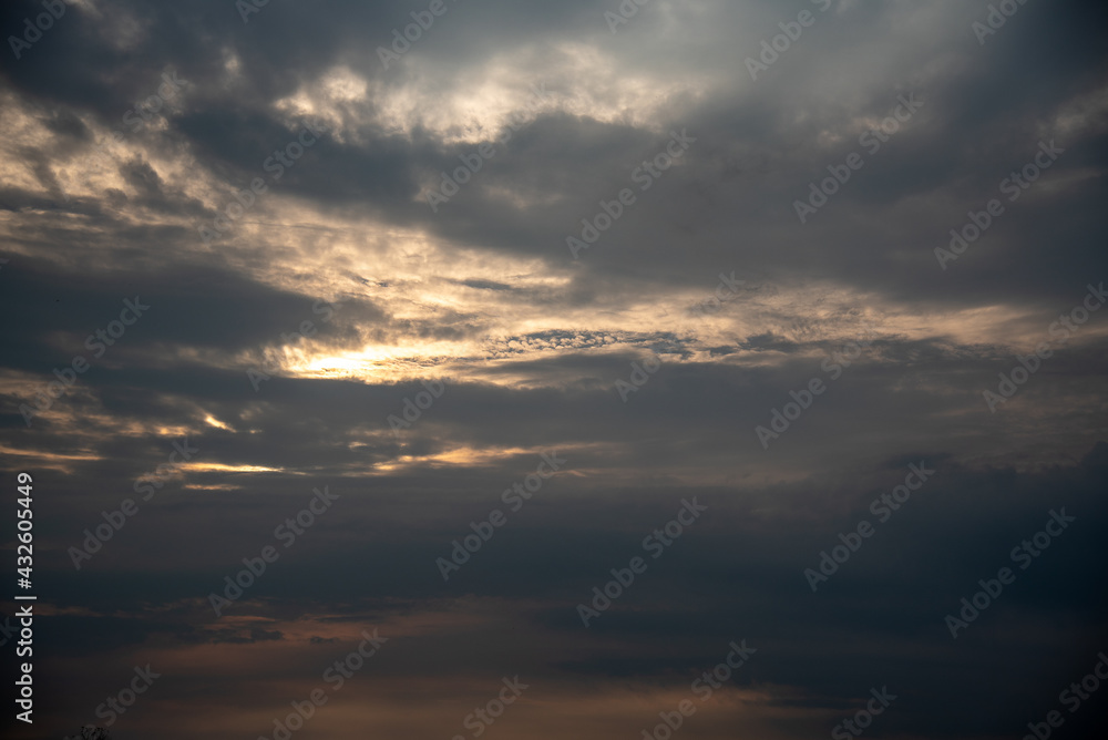 Some clouds in the morning , The sun began to shine Some clouds in the morning , The sun began to shine