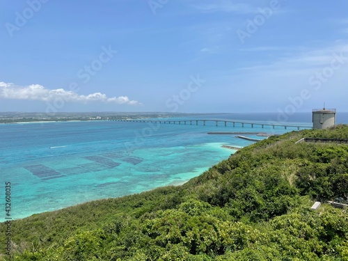 Fototapeta Naklejka Na Ścianę i Meble -  沖縄県宮古島にかかる大橋と青い海と空